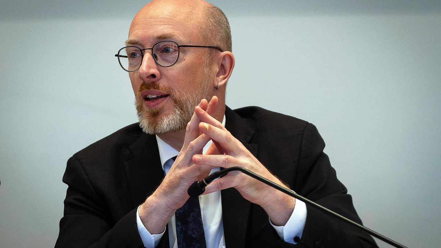 Mecklenburg-Vorpommerns Innenminister Christian Pegel (SPD) hat die amtliche Verkehrsunfallstatistik für 2025 vorgestellt. (Arch