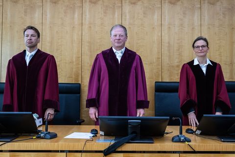 Carsten Günther (M.) führt als Vorsitzender Richter durch die mündliche Verhandlung im Streit um die Finanzierung der Desiderius