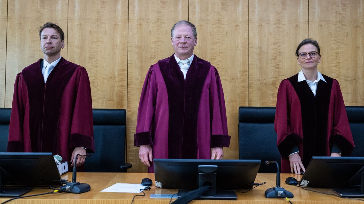 Carsten Günther (M.) führt als Vorsitzender Richter durch die mündliche Verhandlung im Streit um die Finanzierung der Desiderius