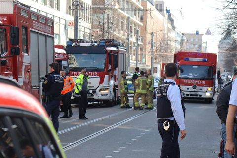 Mehrere Menschen klagten über Reizungen der Atemwege und der Augen. Die Polizei ist im Einsatz. Foto: Rene Priebe/dpa