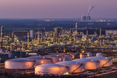 Vor allem Regionen mit großen Industrieanlagen wie in Leuna profitieren von den Gewerbesteuereinnahmen. (Archivbild) Foto: Jan W