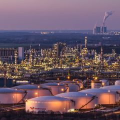 Vor allem Regionen mit großen Industrieanlagen wie in Leuna profitieren von den Gewerbesteuereinnahmen. (Archivbild) Foto: Jan W