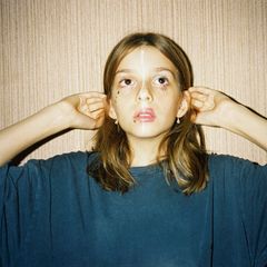 Foto einer Teenagerin, die mit Make-Up experimentiert