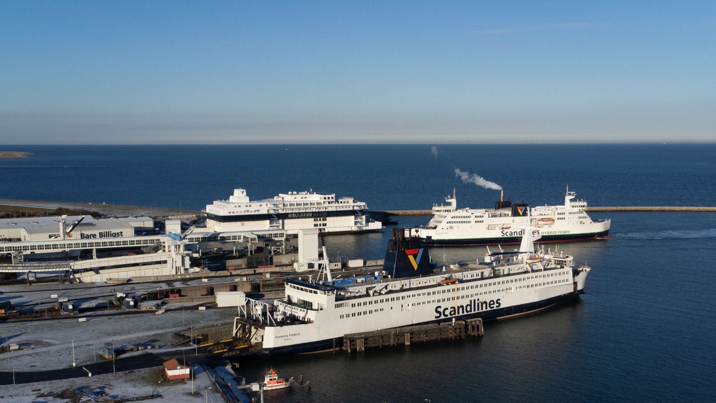 Im Hafen von Puttgarden auf Fehmarn liegen mehrere Fähren. (Archivbild) Foto: Christian Charisius/dpa