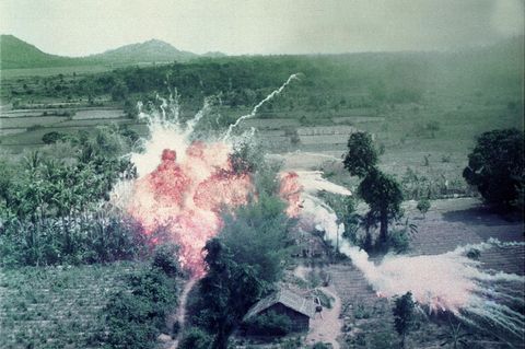 Was das Giftgas im Ersten Weltkrieg war, war wohl das Napalm in Vietnam. Die USA warfen unzählige Bomben mit dem Brandmittel auf das südostasiatische Land ab. Das Bild des 9-jährigen Mädchens Phan Thi Kim Phuc, das vor einem solchen Angriff flieht, ging um die Welt. Und veränderte wohl auch die Sichtweise auf derartige Waffen. Verboten ist das Brandmittel bis heute nicht – zumindest nicht ganz. Laut der UN-Konvention von 1980 verpflichten sich die Unterzeichner, keine „Brandwaffen“ gegen die Zivilbevölkerung einzusetzen. Dazu zählen neben Napalm auch Flammenwerfer und andere Brandbomben.