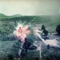 Was das Giftgas im Ersten Weltkrieg war, war wohl das Napalm in Vietnam. Die USA warfen unzählige Bomben mit dem Brandmittel auf das südostasiatische Land ab. Das Bild des 9-jährigen Mädchens Phan Thi Kim Phuc, das vor einem solchen Angriff flieht, ging um die Welt. Und veränderte wohl auch die Sichtweise auf derartige Waffen. Verboten ist das Brandmittel bis heute nicht – zumindest nicht ganz. Laut der UN-Konvention von 1980 verpflichten sich die Unterzeichner, keine „Brandwaffen“ gegen die Zivilbevölkerung einzusetzen. Dazu zählen neben Napalm auch Flammenwerfer und andere Brandbomben.