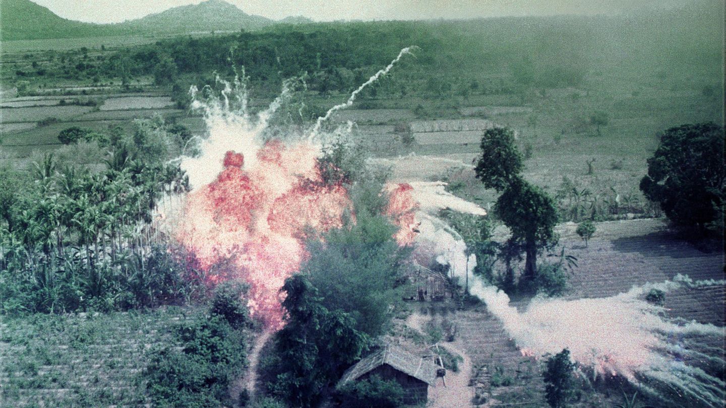 Was das Giftgas im Ersten Weltkrieg war, war wohl das Napalm in Vietnam. Die USA warfen unzählige Bomben mit dem Brandmittel auf das südostasiatische Land ab. Das Bild des 9-jährigen Mädchens Phan Thi Kim Phuc, das vor einem solchen Angriff flieht, ging um die Welt. Und veränderte wohl auch die Sichtweise auf derartige Waffen. Verboten ist das Brandmittel bis heute nicht – zumindest nicht ganz. Laut der UN-Konvention von 1980 verpflichten sich die Unterzeichner, keine „Brandwaffen“ gegen die Zivilbevölkerung einzusetzen. Dazu zählen neben Napalm auch Flammenwerfer und andere Brandbomben.