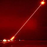 Was nach Waffen aus einem Science-Fiction-Film klingt, ist von der UN bereits 1995 verboten worden: Sogenannte „Blendwaffen“, die den Gegner durch einen sehr grellen Laserstrahl (kurzzeitig) blenden sollen, sind nur dann zugelassen, wenn ausgeschlossen werden kann, dass das Opfer längerfristige Schäden an den Augen davontragen könnte (Symbolbild).