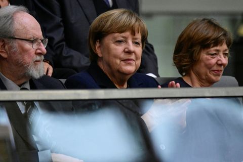 Angela Merkel (M.) Ende Februar im Bundestag