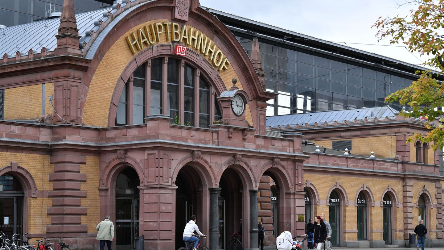 Erfurter Hauptbahnhof. Der Schmidtstedter Knoten ist einer der wichtigsten Verkehrsknotenpunkte in der Thüringer Landeshauptstad