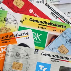 Im Jahr 2025 standen bei den gesetzlichen Krankenkassen Einnahmen von 355,9 Milliarden Euro Ausgaben von 352,4 Milliarden Euro g