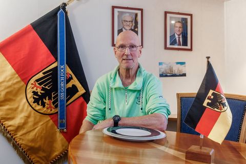 Nach knapp 39 Jahren verlässt Chef-Stewart Burkhart Kempcke die "Gorch Fock". Foto: Markus Scholz/dpa