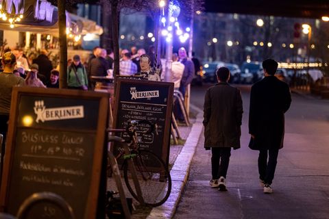 In Bezirken wie Mitte, Friedrichshain-Kreuzberg oder Neukölln gibt es Straßenzüge mit besonders vielen Restaurants, Kneipen oder