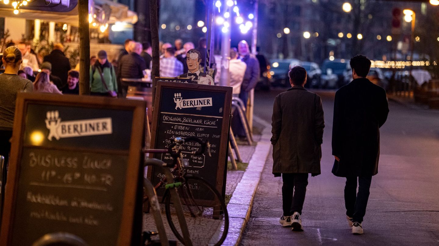 In Bezirken wie Mitte, Friedrichshain-Kreuzberg oder Neukölln gibt es Straßenzüge mit besonders vielen Restaurants, Kneipen oder