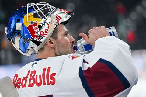 Goalie Matthias Niederberger fehlt dem EHC Red Bull München mehrere Wochen. (Archivbild) Foto: Sven Hoppe/dpa