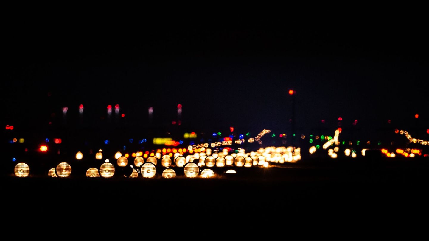 Das Instrumentenlandesystem hilft den Piloten, sicher zu landen. (Symbolbild) Foto: Silas Stein/dpa