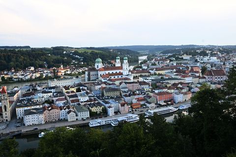 In Passau sorgen drei neu gewählte FDP-Stadtratsmitglieder für Gesprächsstoff. Zwei von ihnen sind weiterhin CSU-Mitglieder. (Sy