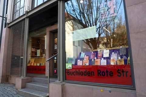 Einer von drei gestrichenen Läden: Die "Rote Straße" in Göttingen. (Archivbild) Foto: Stefan Rampfel/dpa