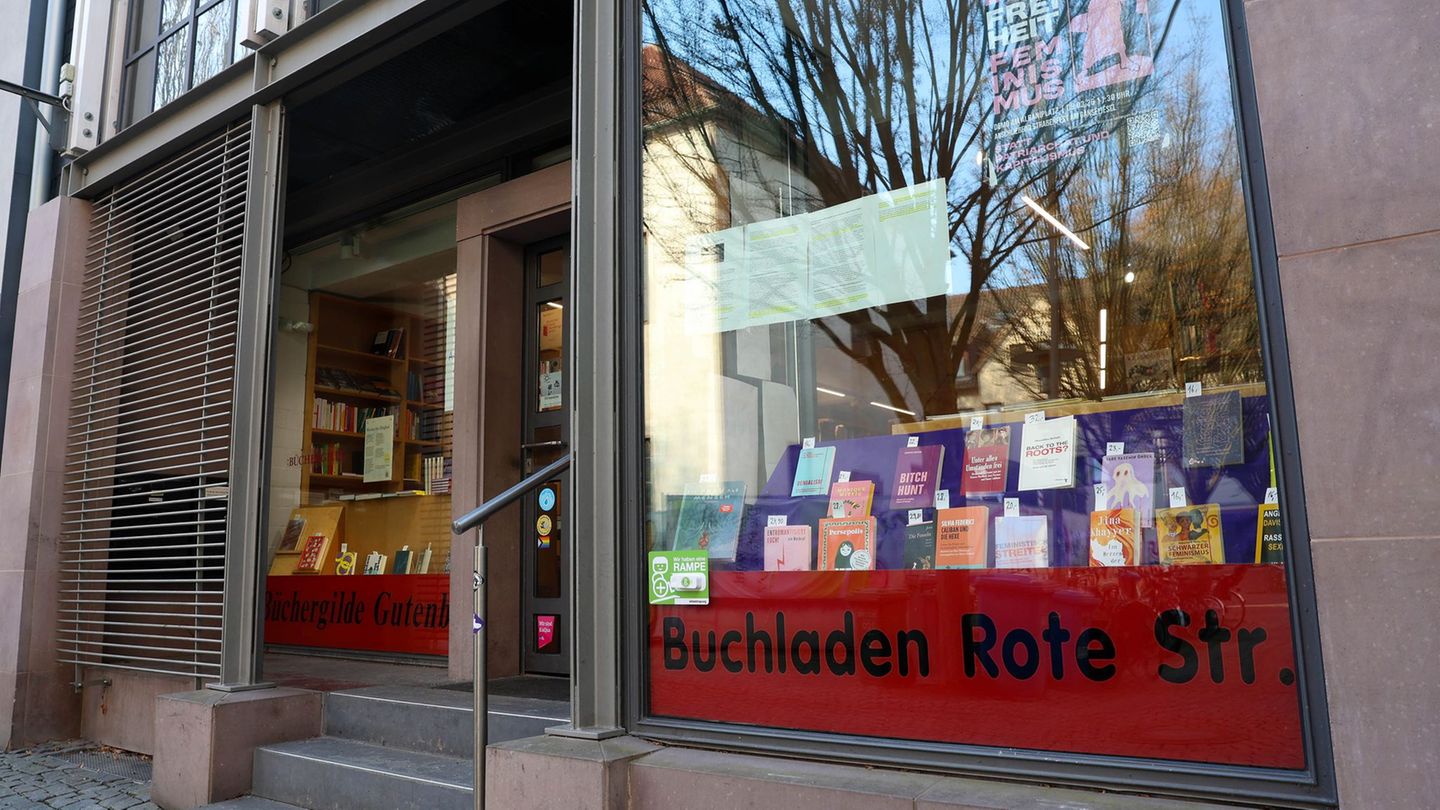 Einer von drei gestrichenen Läden: Die "Rote Straße" in Göttingen. (Archivbild) Foto: Stefan Rampfel/dpa