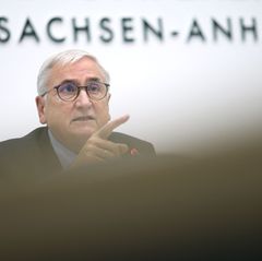 Zur langfristigen Sicherung der Wasserversorgung wird laut Finanzminister Michael Richter (CDU) die Planung eines Elbwasserwerks