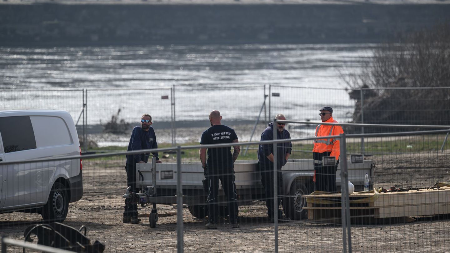 Mitarbeiter der Kampfmittelbeseitigung stehen auf der Baustelle an der abgerissenen Carolabrücke am Elbufer. Foto: Robert Michae