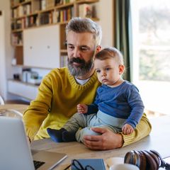 Vaterrolle Mann und Kind am Schreibtisch zuhause