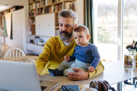 Vaterrolle Mann und Kind am Schreibtisch zuhause