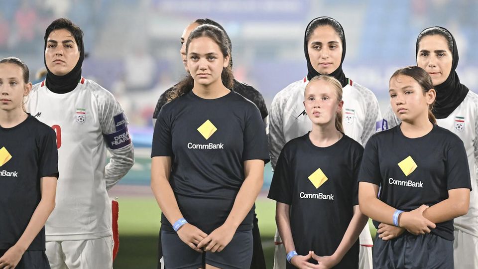 „Rettet unsere Mädchen“: Nach Hymnen-Statement: Australien nimmt iranische Fußballerinnen auf