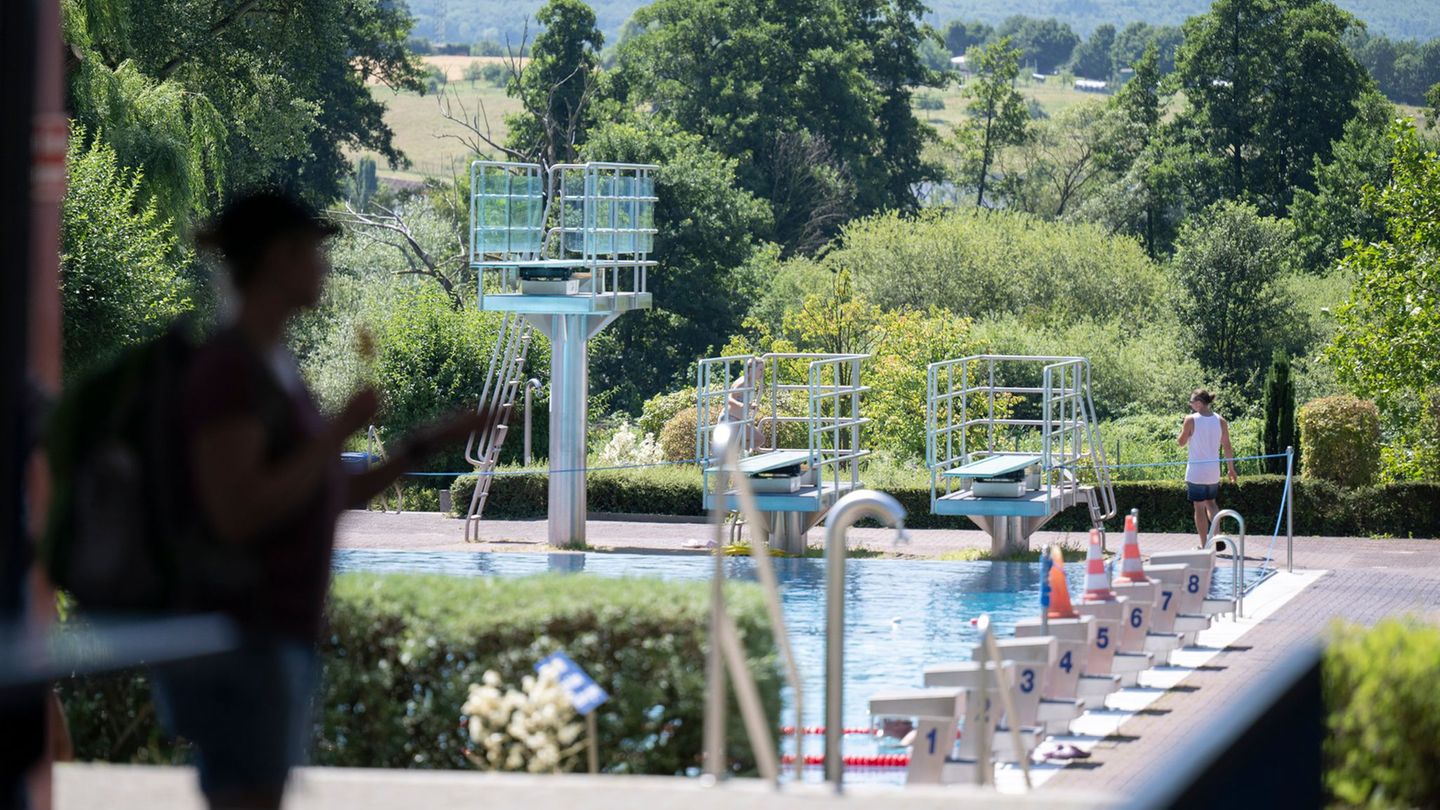 Nach der mutmaßlichen Belästigung mehrerer Mädchen im Freibad von Gelnhausen hat die Staatsanwaltschaft Hanau zwei Männer angekl