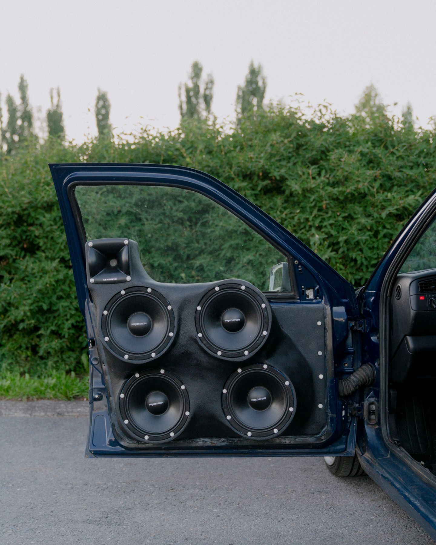 Soundsystem an einer Autotür eingebaut, mit großen Lautsprechern.