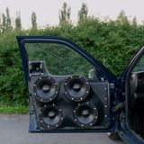 Soundsystem an einer Autotür eingebaut, mit großen Lautsprechern.