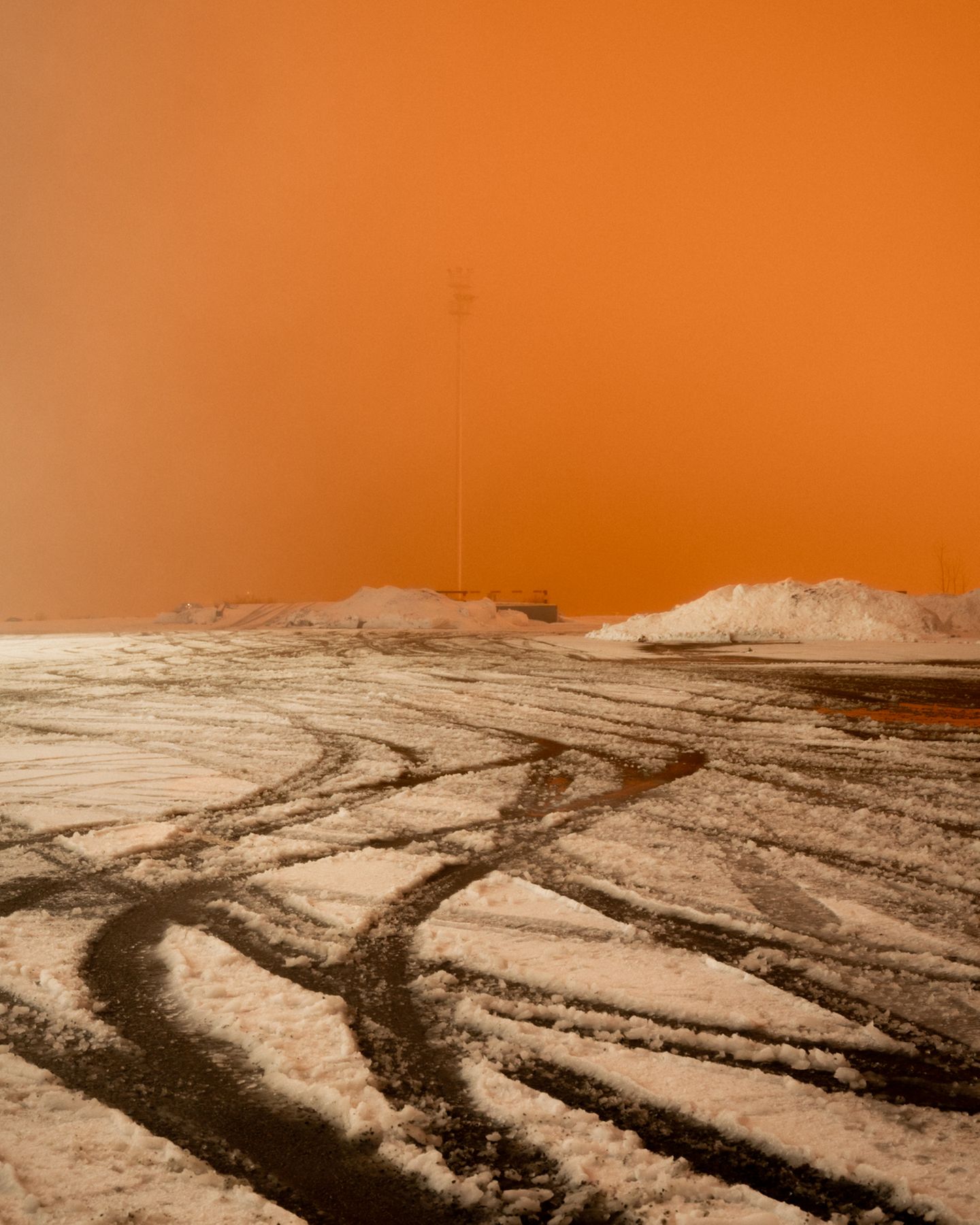 Autospuren im Schnee in Finnland