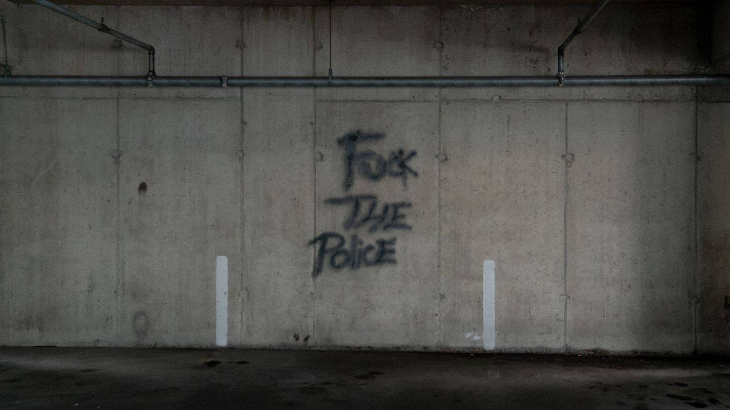 Fuck THE Police Graffiti an einer Betonwand