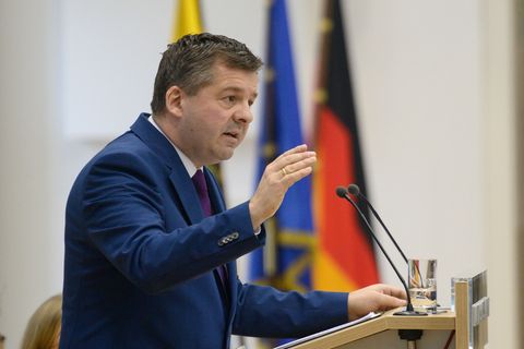 Ministerpräsident Sven Schulze (CDU) plant Gespräche zu SKW Piesteritz in Tschechien. (Archivbild) Foto: Klaus-Dietmar Gabbert/d