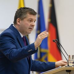 Ministerpräsident Sven Schulze (CDU) plant Gespräche zu SKW Piesteritz in Tschechien. (Archivbild) Foto: Klaus-Dietmar Gabbert/d