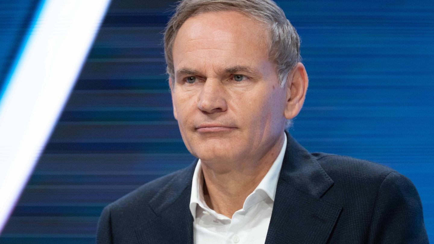 Oliver Blume posiert bei der Jahrespressekonferenz der Volkswagen AG für ein Foto