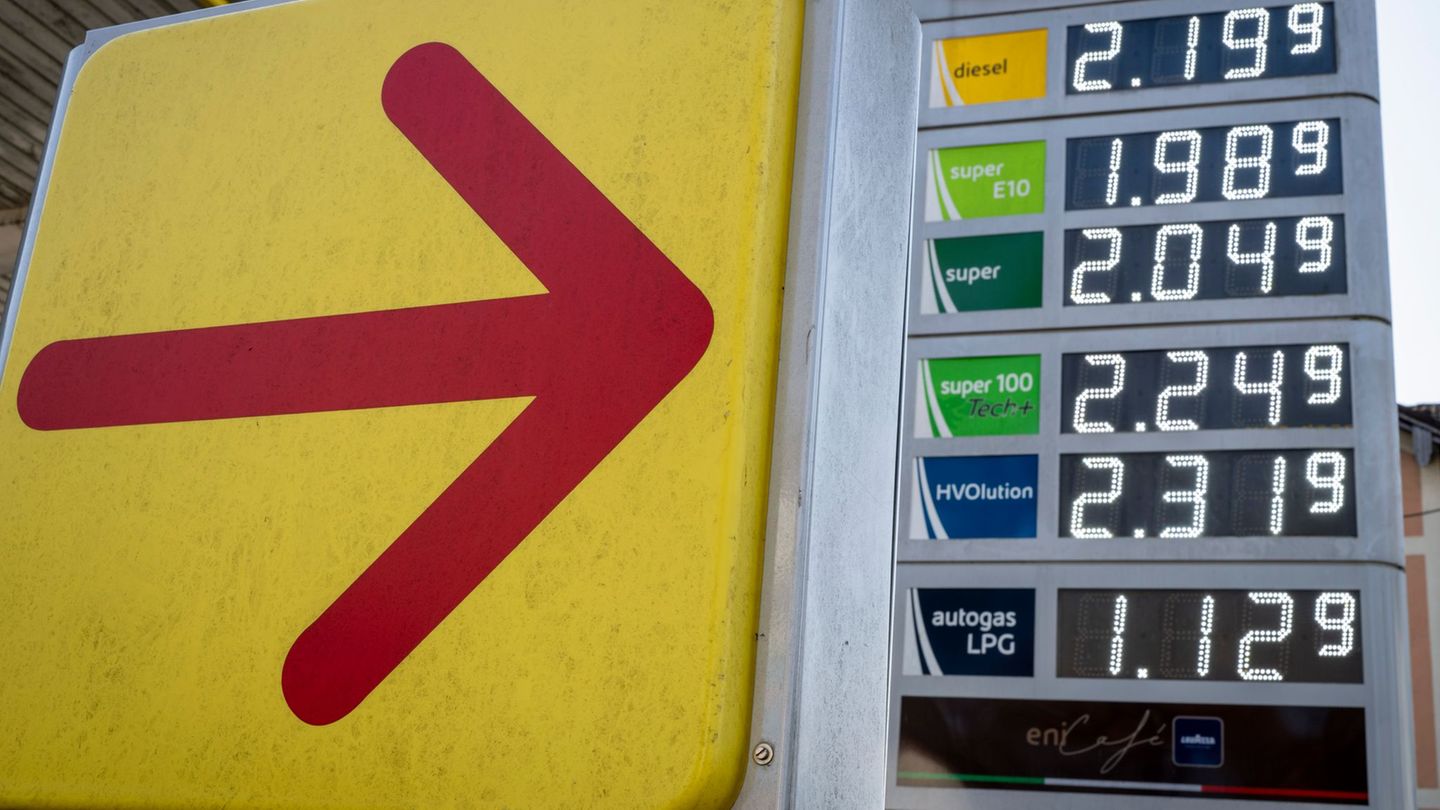 Trotz sinkender Ölpreise ziehen die Spritpreise weiter an. Foto: Peter Kneffel/dpa