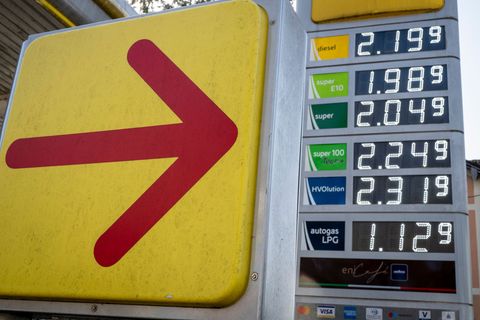 Trotz sinkender Ölpreise ziehen die Spritpreise weiter an. Foto: Peter Kneffel/dpa