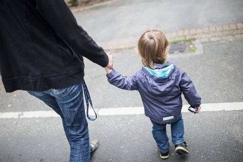 In Hamburg beziehen rund 27.000 Kinder Unterhaltsvorschuss vom Staat, weil ein Elternteil nicht für ihren Unterhalt aufkommt. (S