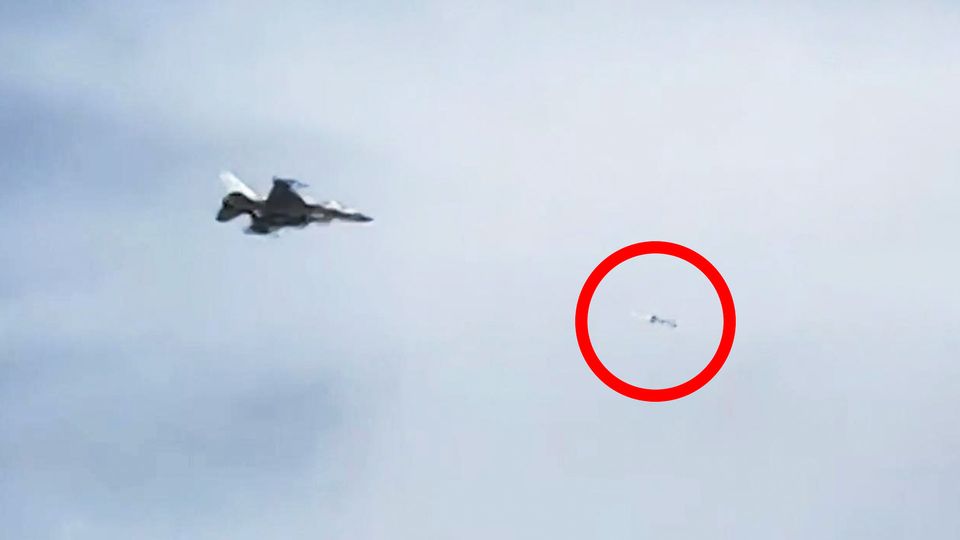 Augenzeugenvideo: Touristen filmen Luftkampf über Dubai: F16-Kampfjet jagt iranische Shahed-Drohne