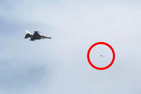 Augenzeugenvideo: Touristen filmen Luftkampf über Dubai: F16-Kampfjet jagt iranische Shahed-Drohne