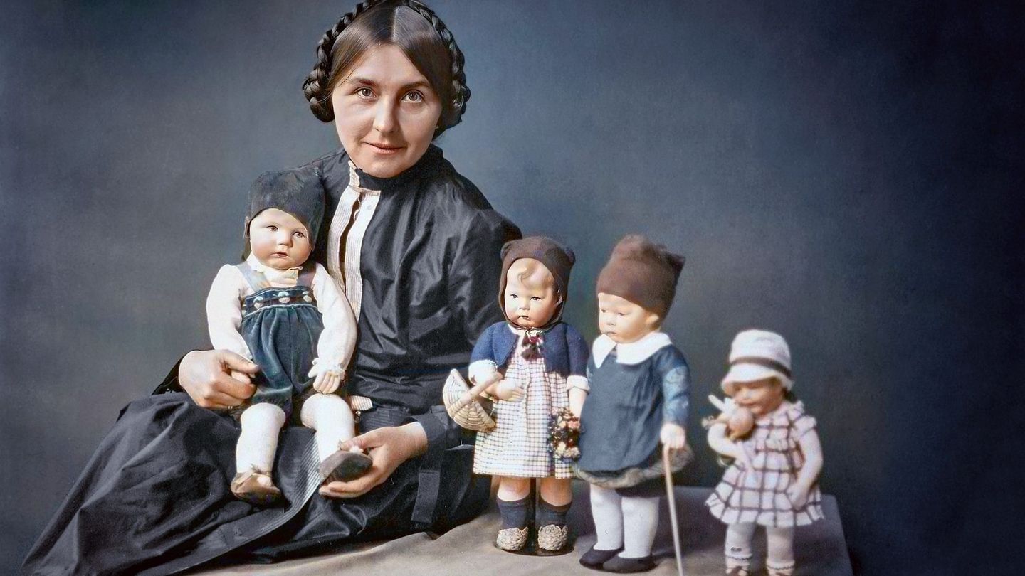 Käthe Kruse mit ihren Puppen, um 1925: "Kinder für das Kind" sollten ihre Puppen sein.