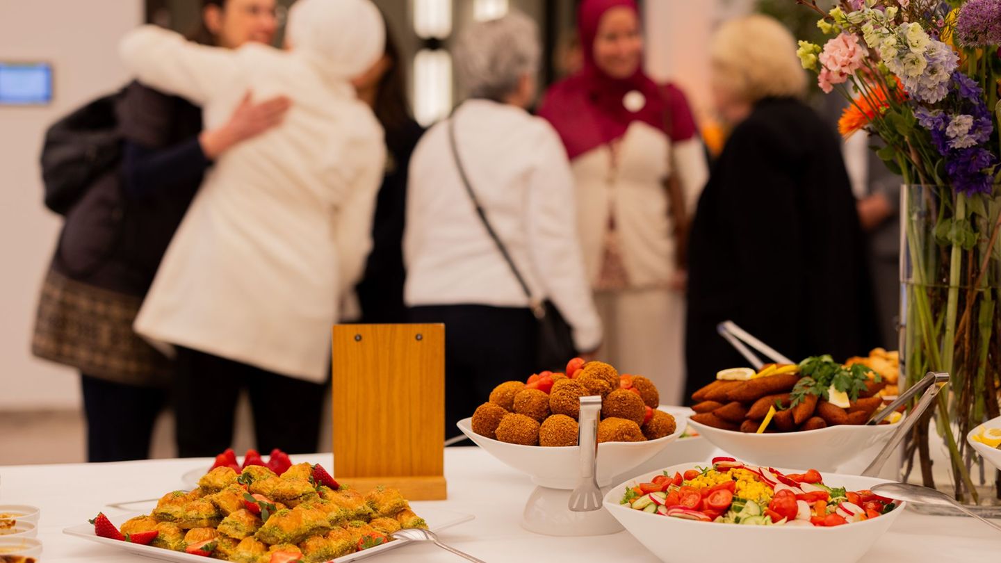 Ramadan: Muslime folgen Einladung zum Fastenbrechen in Staatskanzlei