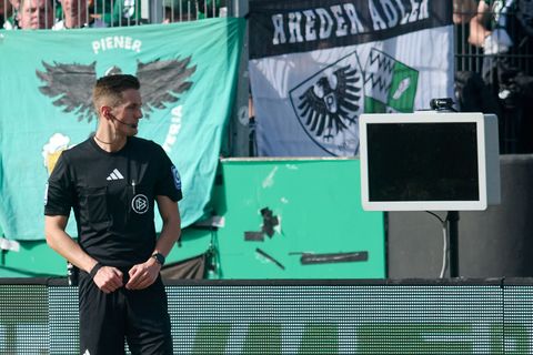 Weil der Monitor schwarz blieb, konnte Schiedsrichter Felix Bickel ein Foul kurz vor der Pause nicht selbst überprüfen. Foto: Be
