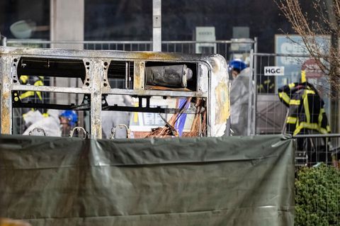 Brandermittler arbeiten an einem ausgebrannten Linienbus in der Schweiz