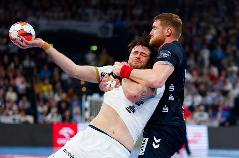 Kiels Veron Nacinovic (l) und Flensburgs Blaz Blagotinsek im Zweikampf. Foto: Frank Molter/dpa