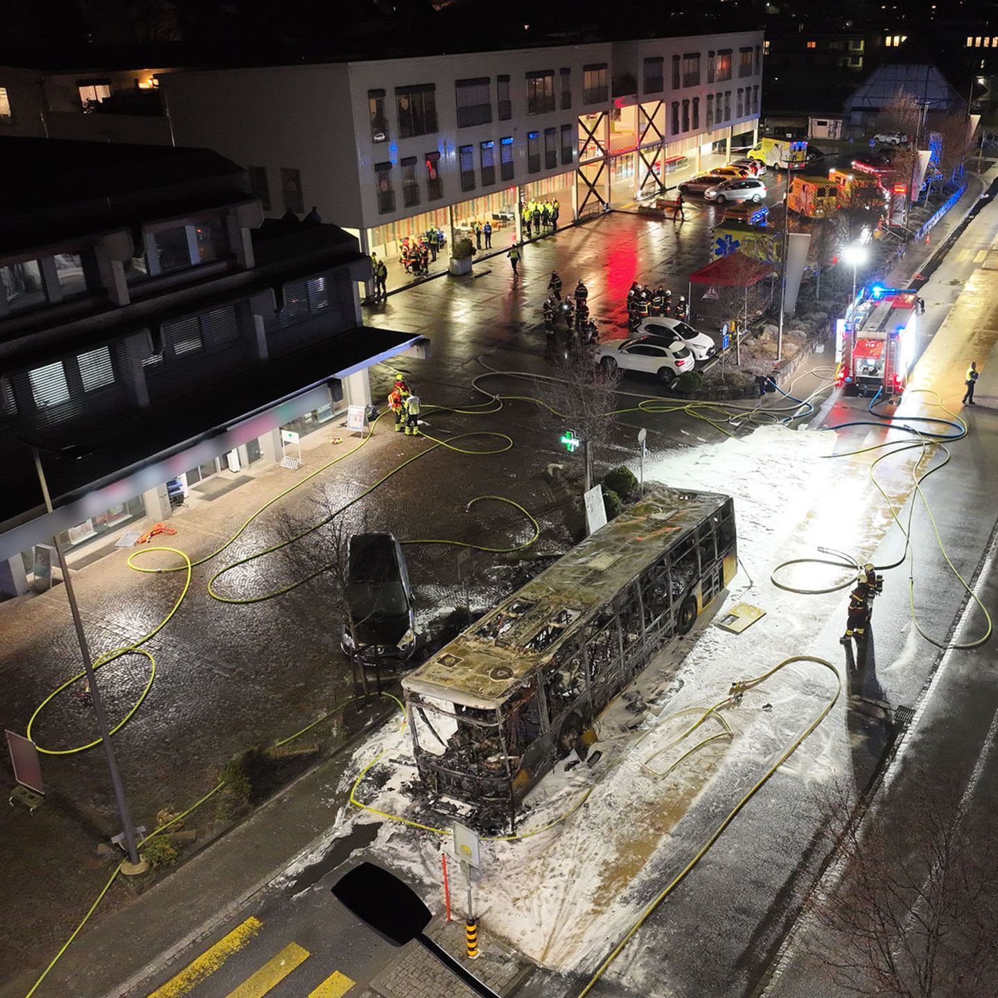 Von dem ausgebrannten Bus in der Schweizer Kleinstadt Kerzers ist nur noch ein Gerippe aus Stahl übrig