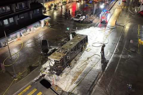 Von dem ausgebrannten Bus in der Schweizer Kleinstadt Kerzers ist nur noch ein Gerippe aus Stahl übrig