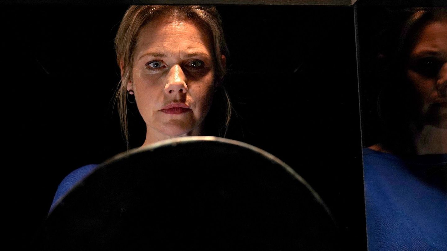 Kim (Felicitas Woll) gerät einmal mehr in den Bann der Himmelsscheibe von Nebra. Lastet auf ihr wirklich ein Fluch?