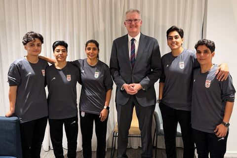 Australiens Innennminister Tony Burke mit fünf iranischen Fußballerinnen